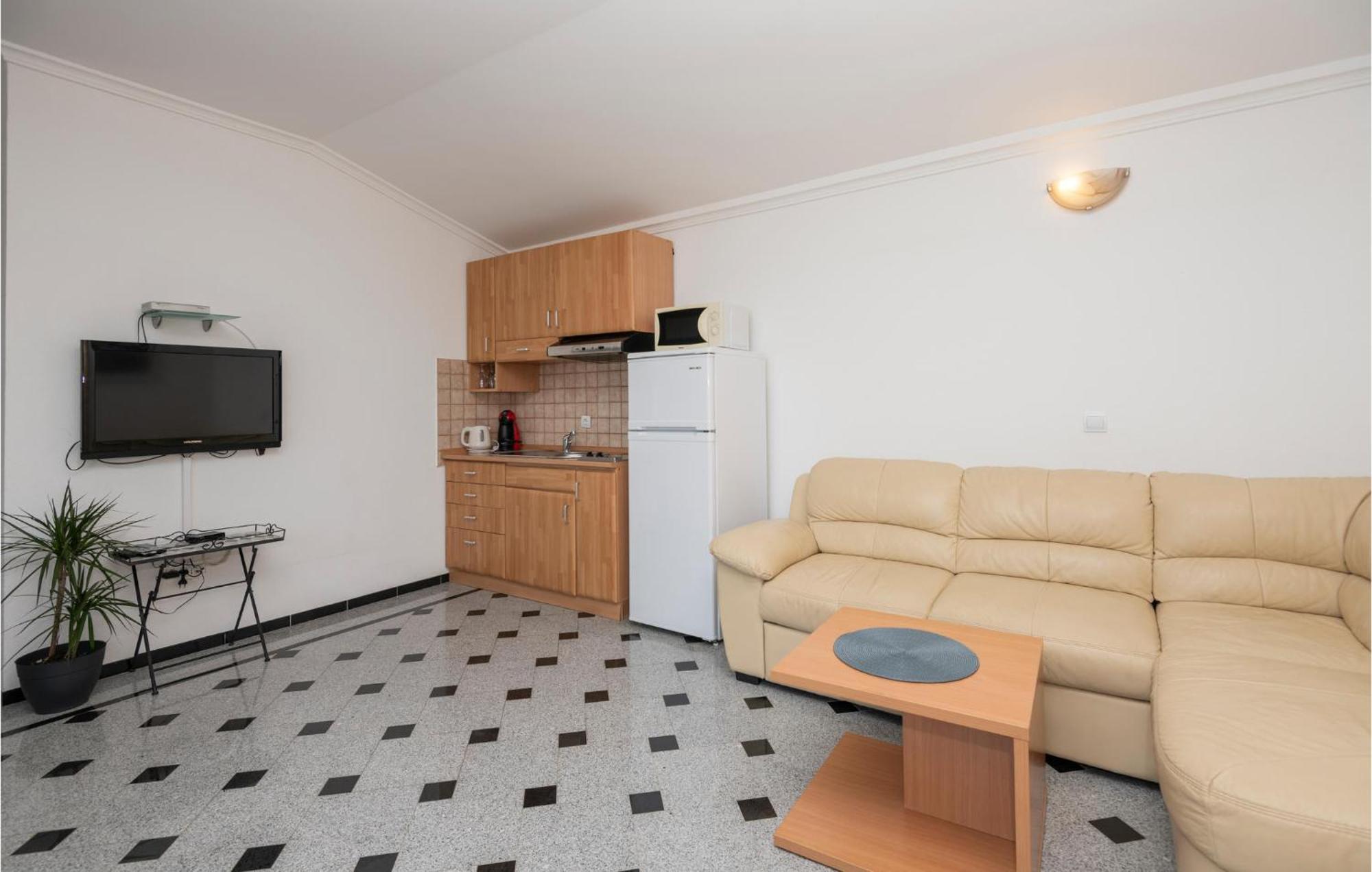 1 Bedroom Stunning Apartment In Makarska Exterior foto