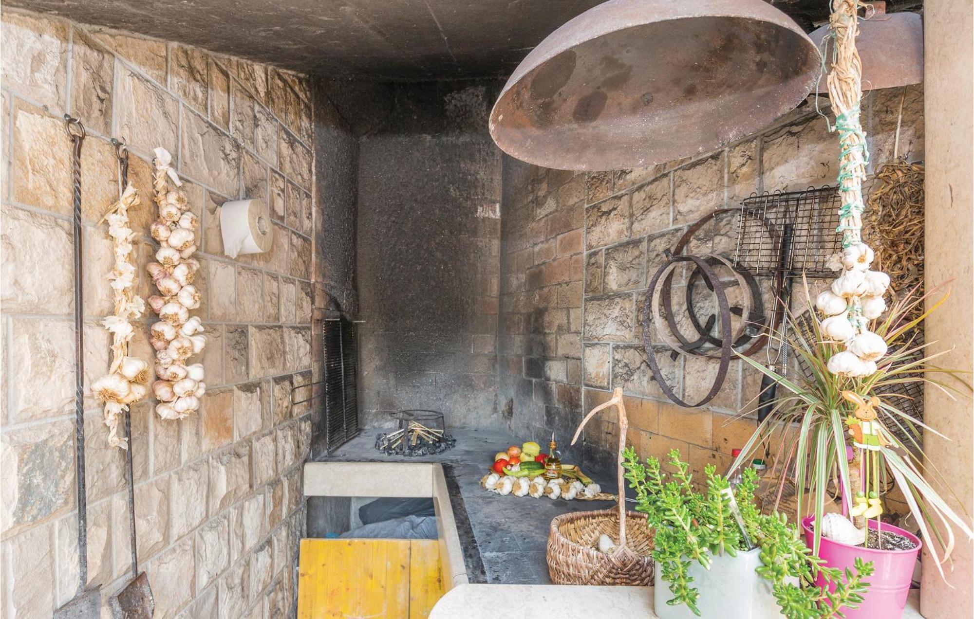 1 Bedroom Stunning Apartment In Makarska Exterior foto